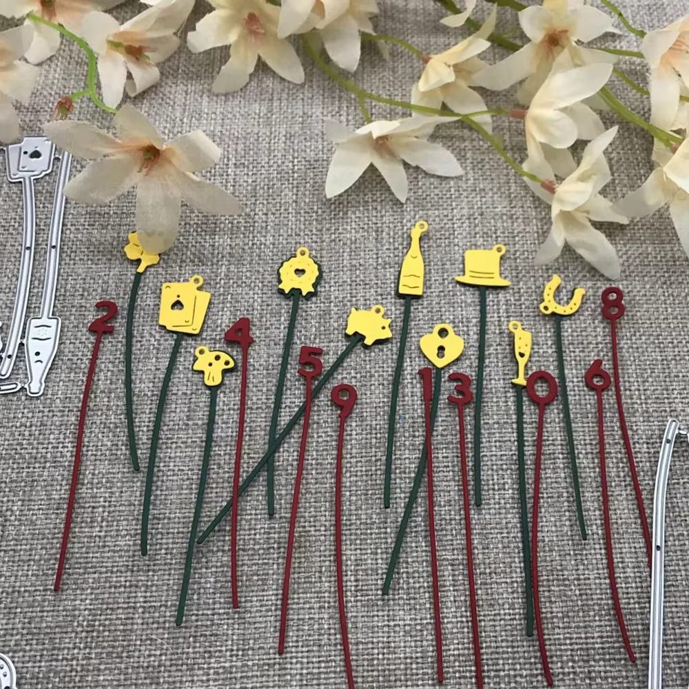 Matrices de découpe en métal pour la création de cartes, pochettes et albums de scrapbooking DIY, idéales pour les fêtes et les célébrations.