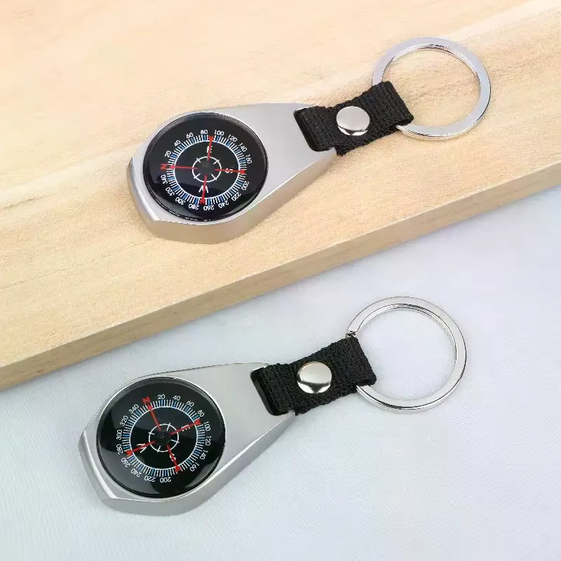 Porte-clés boussole en métal, porte-clés boussole portable, boussole de poche pour le camping en plein air, la randonnée, les outils de navigation