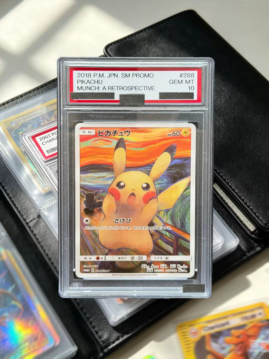 DIY PTCG 2018 PIKACHU MUNCH : Une rétrospective, carte de collection holographique personnalisée faite à la main CHARIZARD-HOLO avec carte de protection