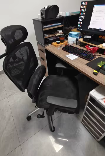 Chaise de bureau ergonomique moderne et confortable avec dossier