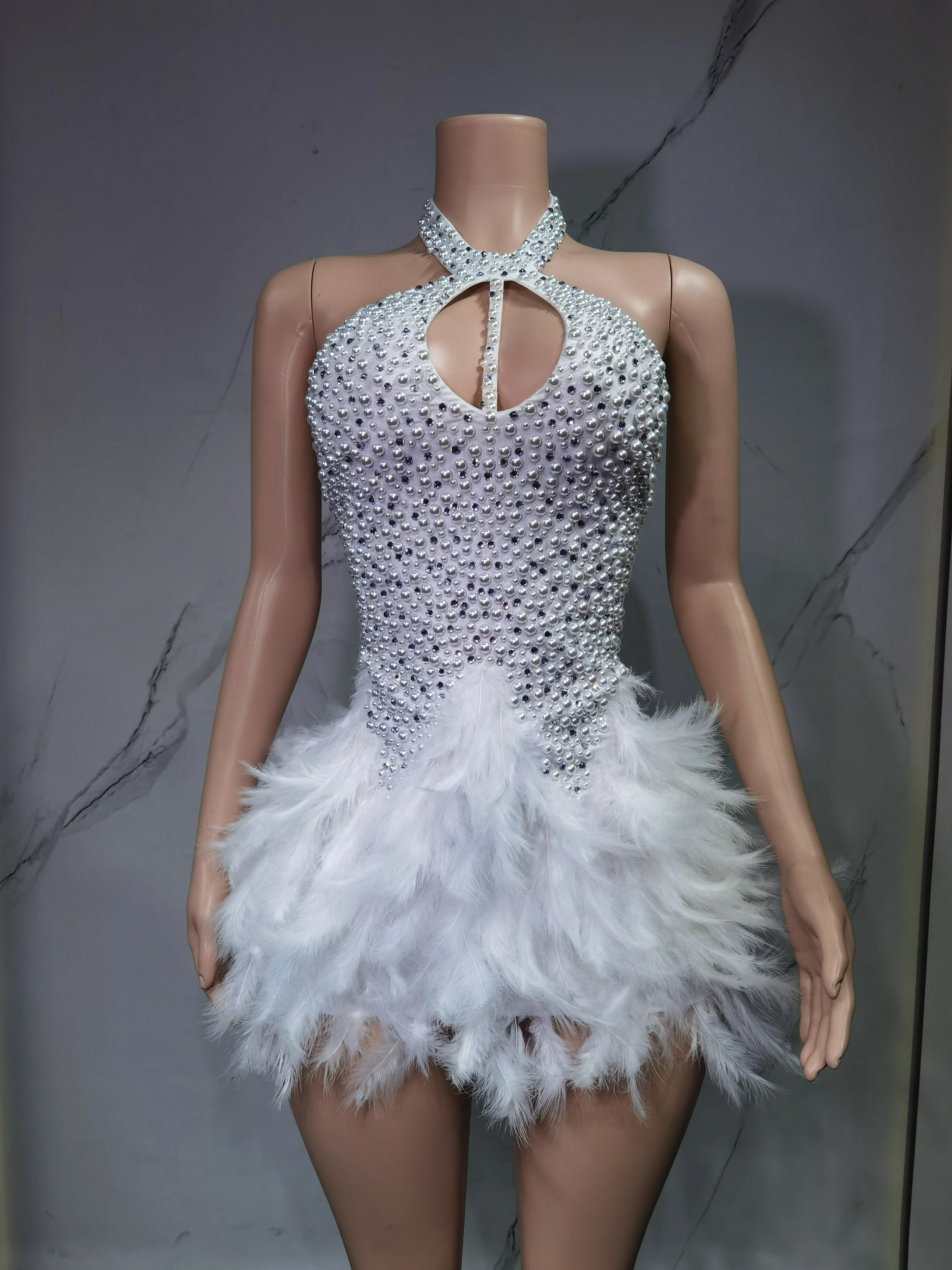 Nouvelle robe de danse latine sexy 2025 avec design ajouré aérien, jupe à plumes et col halter