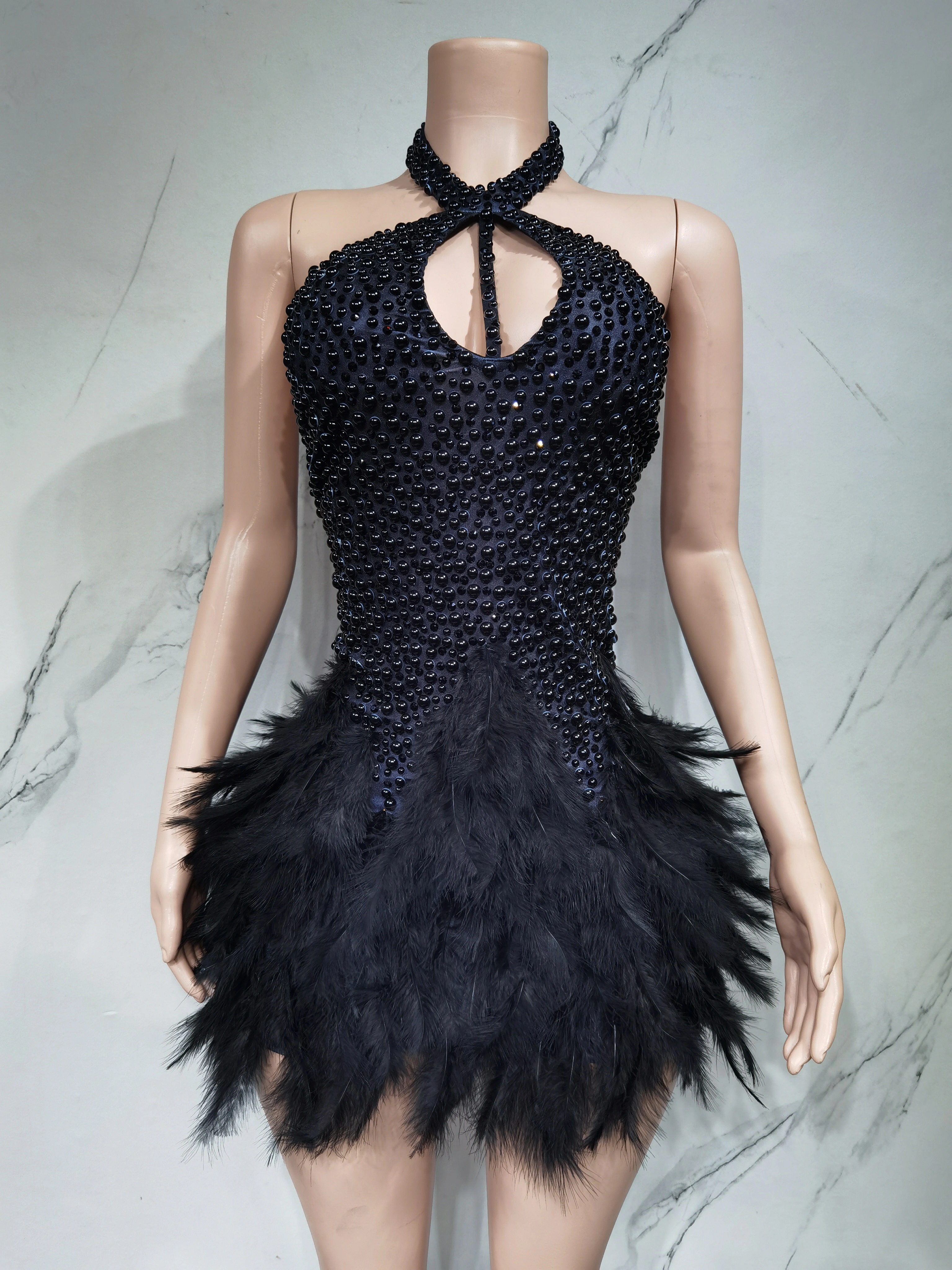 Nouvelle robe de danse latine sexy 2025 avec design ajouré aérien, jupe à plumes et col halter