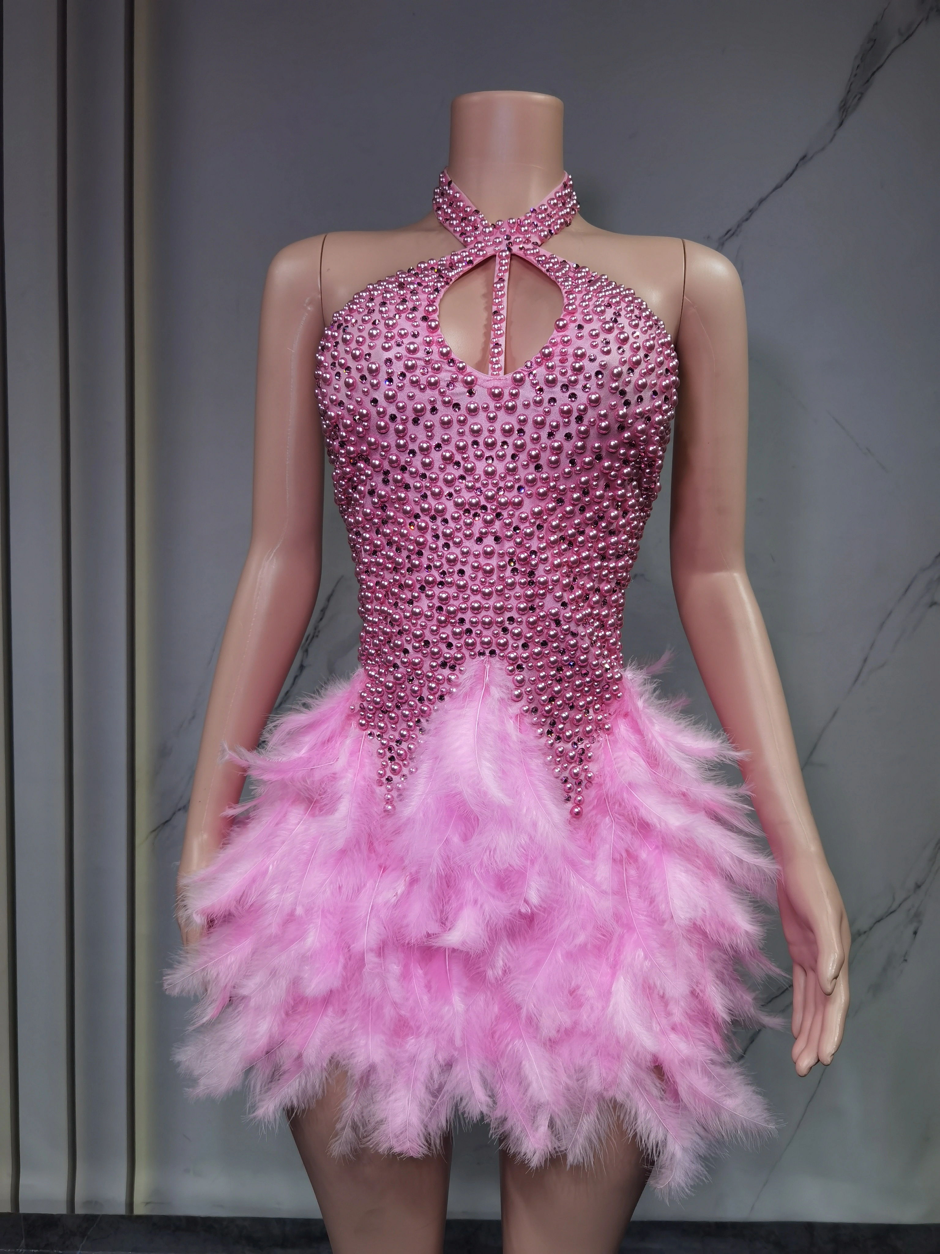 Nouvelle robe de danse latine sexy 2025 avec design ajouré aérien, jupe à plumes et col halter