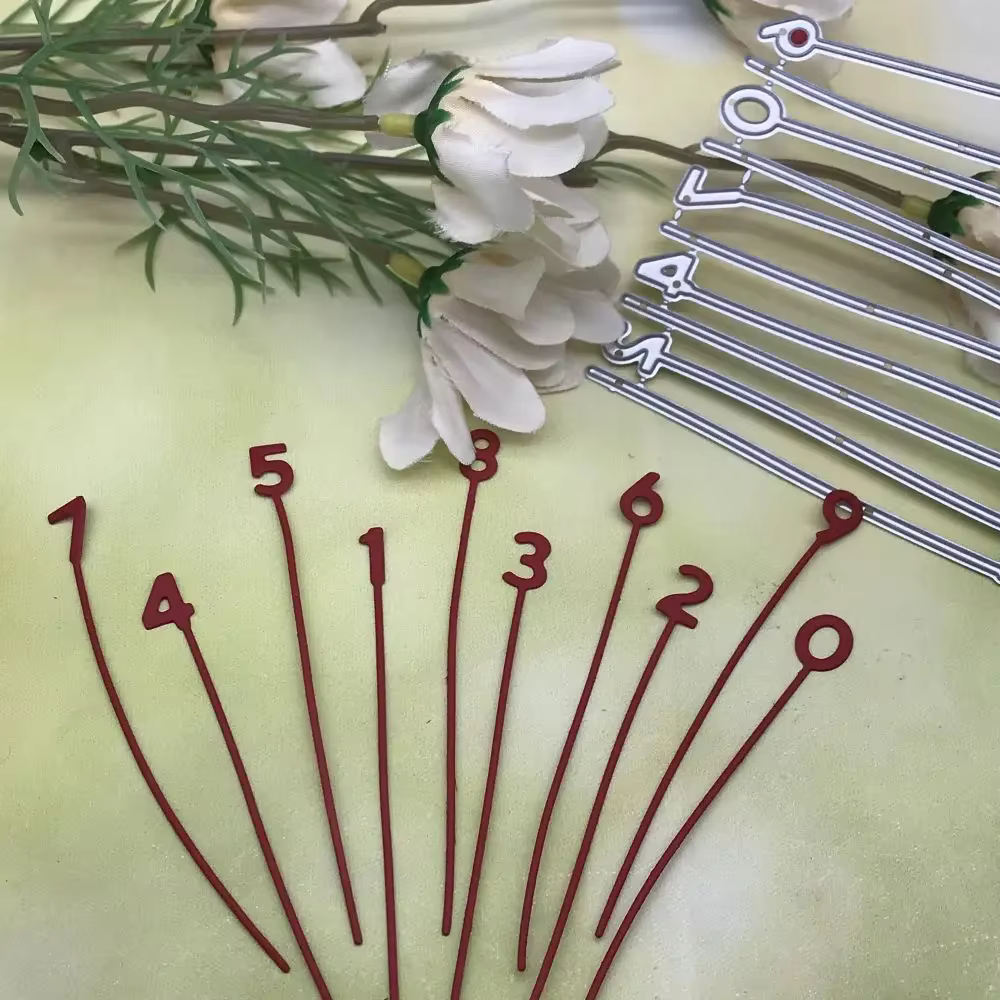 Matrices de découpe métalliques pour la création de cartes, albums de scrapbooking et loisirs créatifs, idéales pour les fêtes et la décoration.