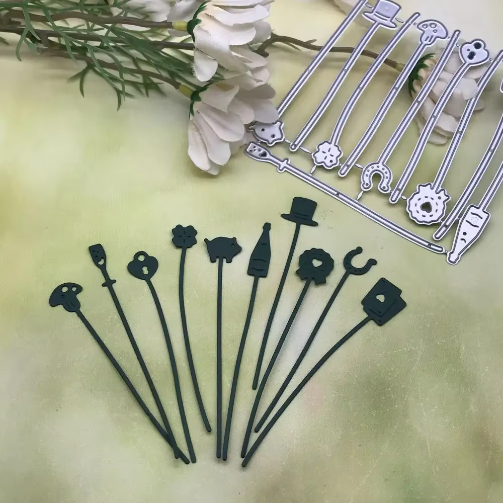 Matrices de découpe métalliques pour la création de cartes, albums de scrapbooking et loisirs créatifs, idéales pour les fêtes et la décoration.